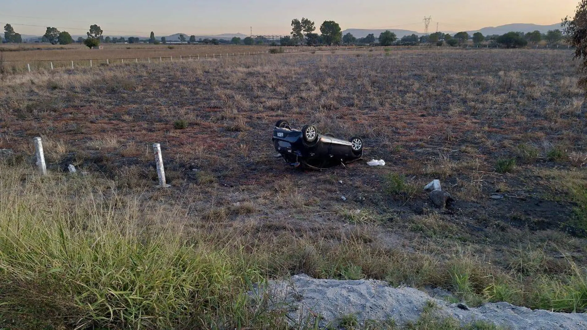 SJR POLI EL AUTO TERMINO EN TIERRAS DE CULTIVO